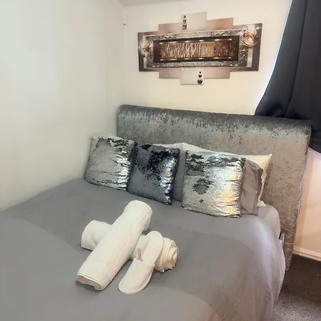 Lux 1 Bedroom And A Private Bathroom In A Shared Flat With Free Parking And Netflix Wormley Exterior photo