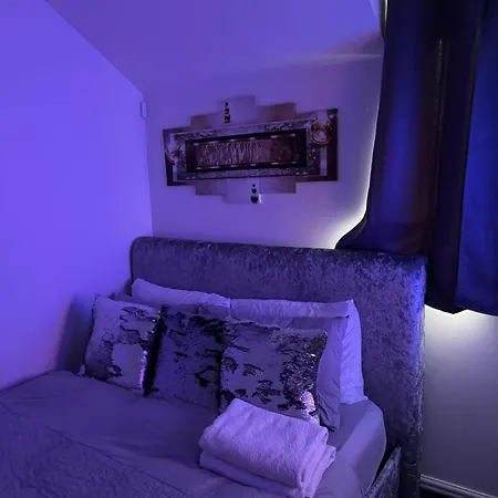 Lux 1 Bedroom And A Private Bathroom In A Shared Flat With Free Parking And Netflix Wormley Exterior photo