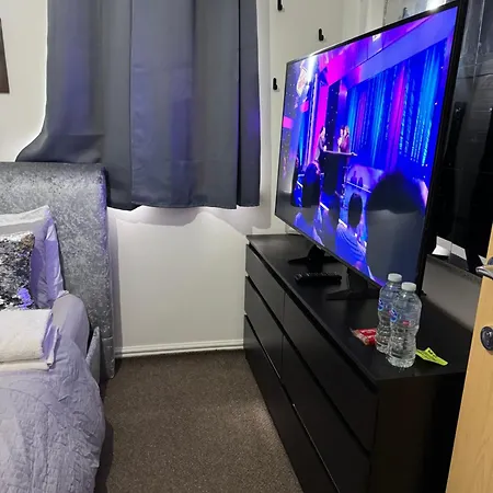 Lux 1 Bedroom And A Private Bathroom In A Shared Flat With Free Parking And Netflix Wormley Exterior photo