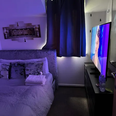 Lux 1 Bedroom And A Private Bathroom In A Shared Flat With Free Parking And Netflix Wormley Exterior photo