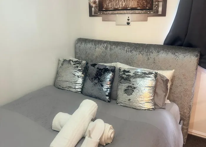 Lux 1 Bedroom And A Private Bathroom In A Shared Flat With Free Parking And Netflix