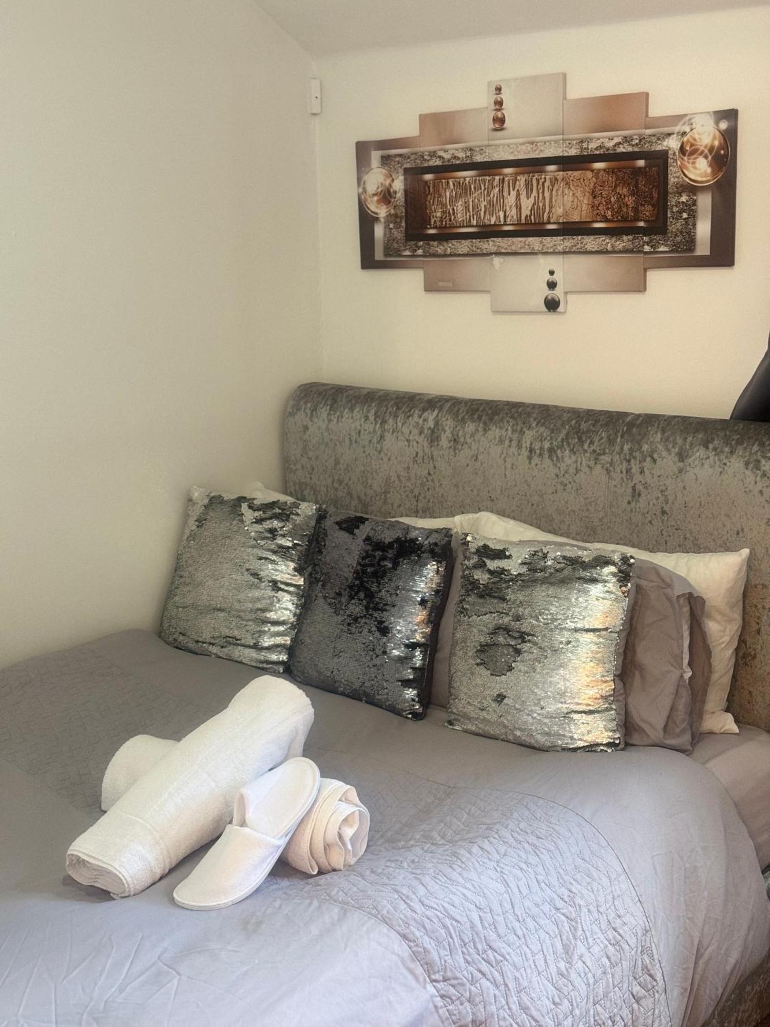 Lux 1 Bedroom And A Private Bathroom In A Shared Flat With Free Parking And Netflix Wormley