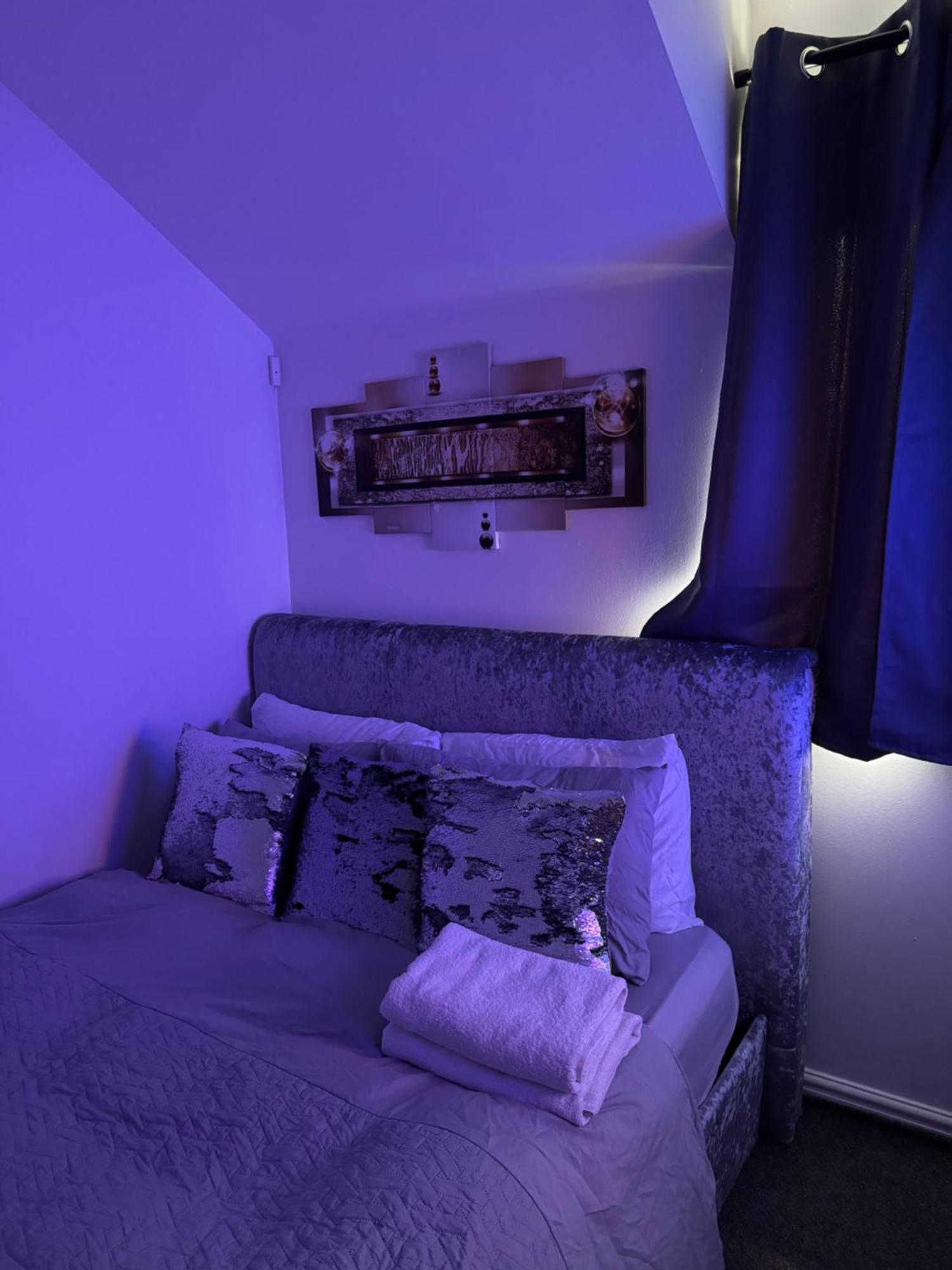 Lux 1 Bedroom And A Private Bathroom In A Shared Flat With Free Parking And Netflix *