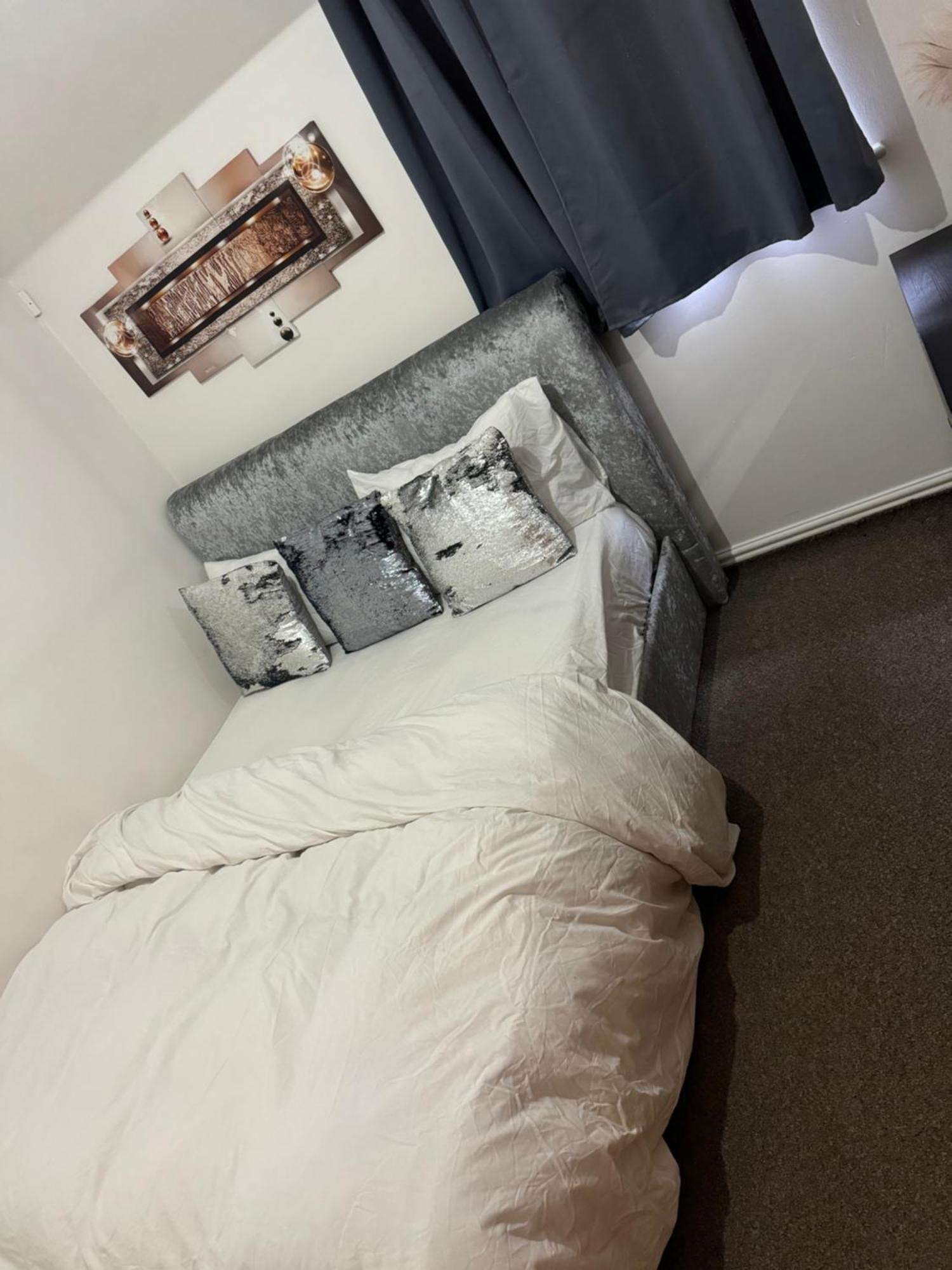 Lux 1 Bedroom And A Private Bathroom In A Shared Flat With Free Parking And Netflix Homestay