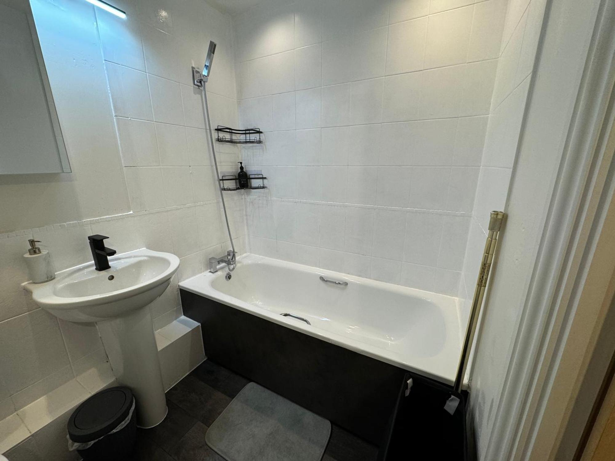 Lux 1 Bedroom And A Private Bathroom In A Shared Flat With Free Parking And Netflix *